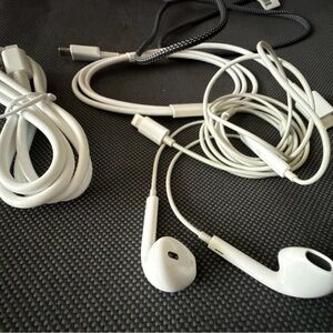 Apple Earpods Wired Lightning Cable Earbud with mic Headphones PLUS extra cables